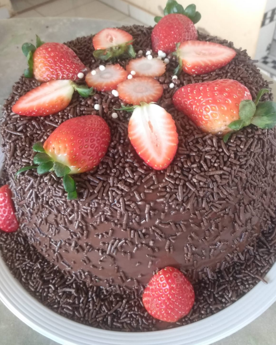 BOLO VULCÃO - CHOCOLATE COM MORANGO
